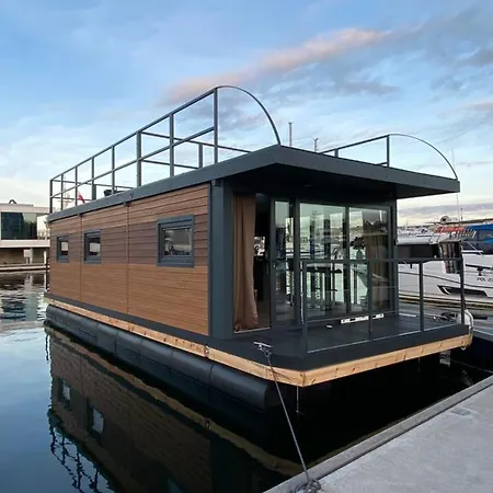Houseboat Seafront *
