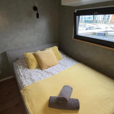 Houseboat Seafront Apartman *