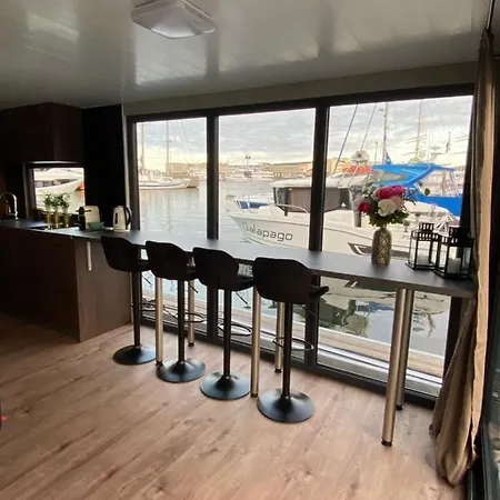 Houseboat Seafront Apartment Gdynia