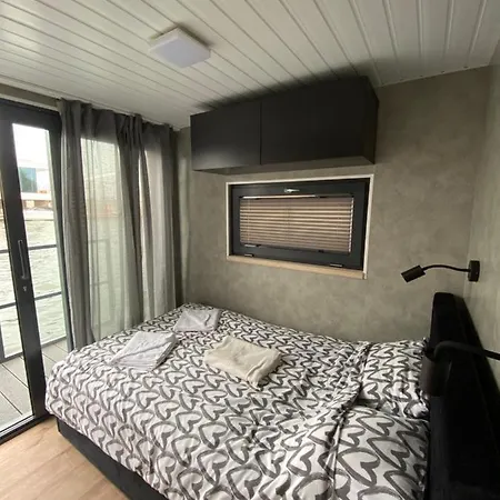 Houseboat Seafront Apartman