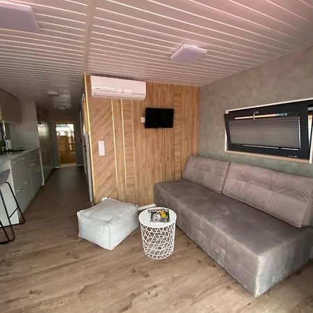 Houseboat Seafront Apartman *