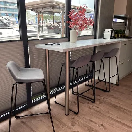 Apartman Houseboat Seafront