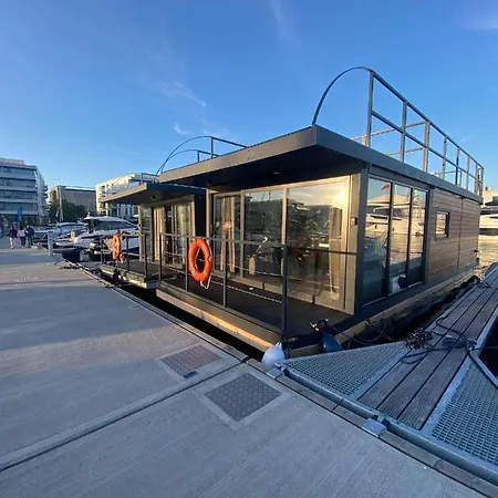 Houseboat Seafront Apartment Gdynia